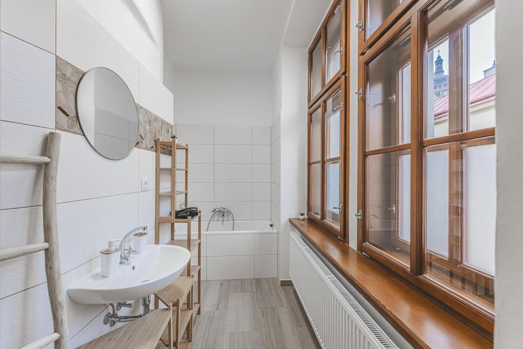 Carolina'S Yoga Apartment Hradec Králové Buitenkant foto