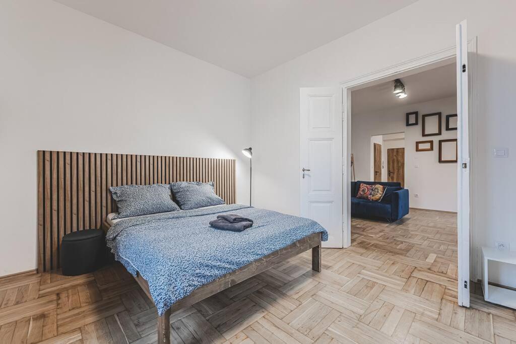 Carolina'S Yoga Apartment Hradec Králové Buitenkant foto